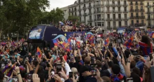 رحلة برشلونة تبدأ من كامب نو… والنهاية عند قوس النصر 1