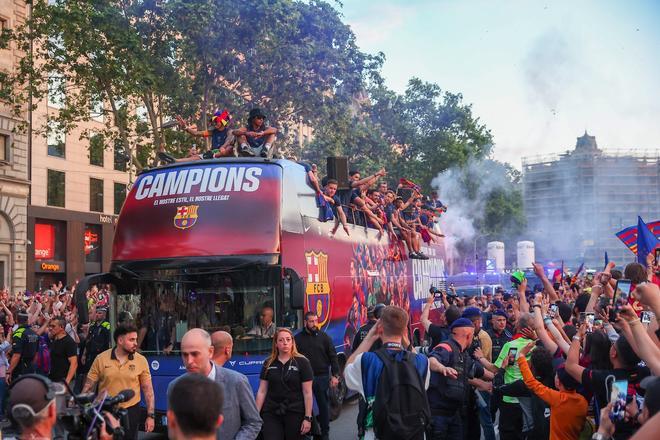 برشلونة تحتفل.. وسقطة أراوخو تسرق الأضواء 2