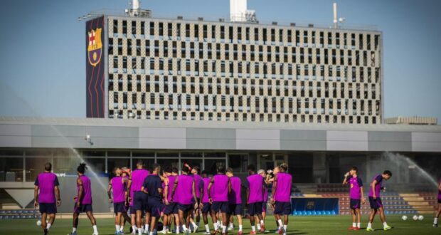 لاعبو برشلونة يتلقون خبر إلغاء الرحلة بطريقة غير متوقعة 1