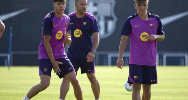 هانسي فليك يقود تدريبات برشلونة بحضور جوفري