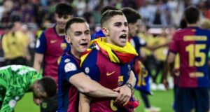 نجوم برشلونة فيرمين لوبيز و مارك كاسادو أثناء الاحتفال بعد المباراة بالتتويج