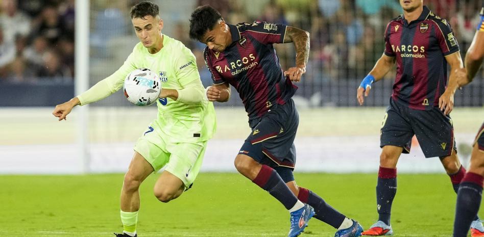 لاعب برشلونة مارك كاسادو ضد ليفانتي