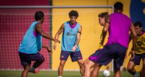 الشاب هكتور فورت في تدريبات برشلونة في المدينة الرياضية جوان غامبر