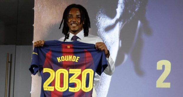الاعب الفرنسي جول كوندي لاعب برشلونة أثناء تجديد عقده مع الكتلان