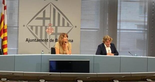 ديفيد إسكود ولايا بونيت، في مبنى البلدية في صورة أرشيفية