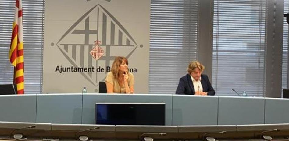 ديفيد إسكود ولايا بونيت، في مبنى البلدية في صورة أرشيفية