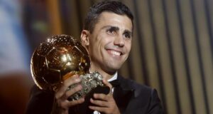 رودري مع الكرة الذهبية التي حصل عليها في عام 2024.