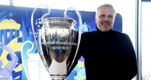 ديتمار هامان مع كأس دوري أبطال أوروبا الذي فاز به مع ليفربول في عام 2005