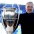 ديتمار هامان مع كأس دوري أبطال أوروبا الذي فاز به مع ليفربول في عام 2005