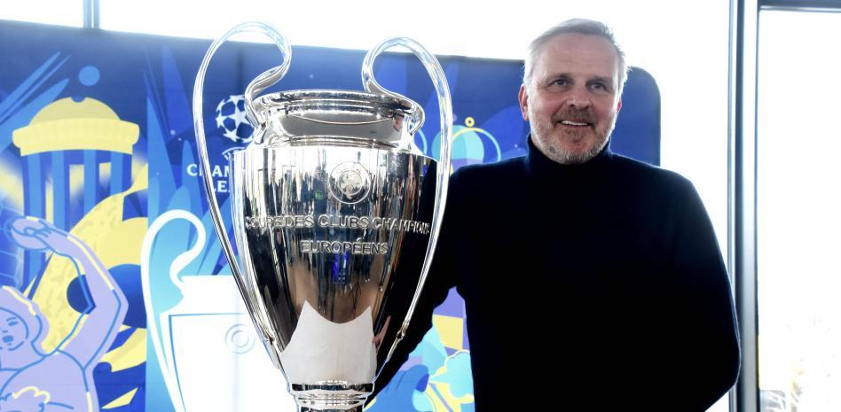 ديتمار هامان مع كأس دوري أبطال أوروبا الذي فاز به مع ليفربول في عام 2005