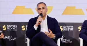 مانيل ديل ريو، المدير التنفيذي لنادي برشلونة، خلال كلمته في قمة الرياضة مدريد 2025
