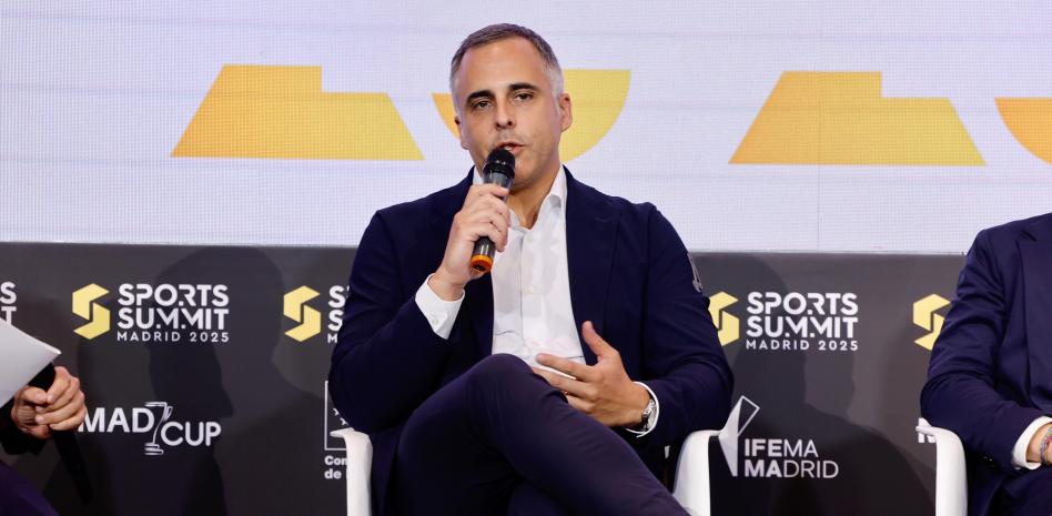 مانيل ديل ريو، المدير التنفيذي لنادي برشلونة، خلال كلمته في قمة الرياضة مدريد 2025