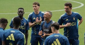 سانتي كازورلا لاعب وسط ريال أوفييدو مع زملائه في الفريق خلال التدريب.