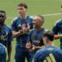 سانتي كازورلا لاعب وسط ريال أوفييدو مع زملائه في الفريق خلال التدريب.