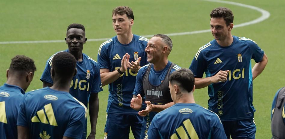 سانتي كازورلا لاعب وسط ريال أوفييدو مع زملائه في الفريق خلال التدريب.