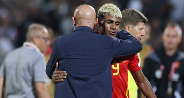 لويس دي لا فوينتي يعانق لامين يامال بعد الفوز على بلغاريا.