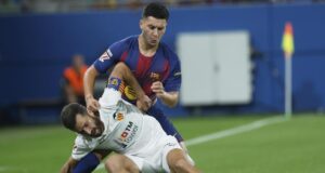 روني باردغجي لاعب برشلونة، يواجه غايا لاعب فالنسيا، في مبارزة يوم الأحد.