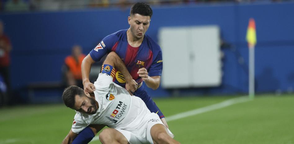 روني باردغجي لاعب برشلونة، يواجه غايا لاعب فالنسيا، في مبارزة يوم الأحد.