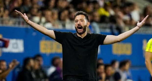 مباراة كرة قدم من بطولة EA Sports League على ملعب يوهان كرويف، نادي برشلونة، نادي فالنسيا، كوربيران