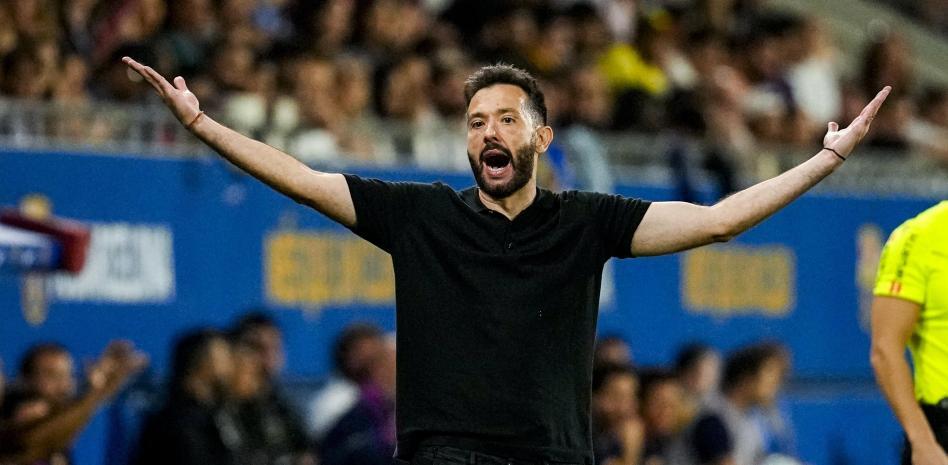 مباراة كرة قدم من بطولة EA Sports League على ملعب يوهان كرويف، نادي برشلونة، نادي فالنسيا، كوربيران