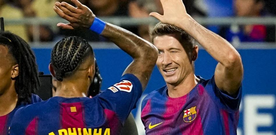 مباراة كرة قدم ضمن دوري EA Sports League على ملعب يوهان كرويف، نادي برشلونة، نادي فالنسيا، روبرت ليفاندوفسكي، رافينيا
