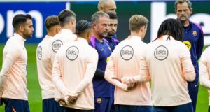 فليك خلال تدريبات برشلونة قبل مباراة نيوكاسل في دوري أبطال أوروبا.