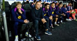 هانسي فليك خلال مباراة نادي برشلونة في نيوكاسل