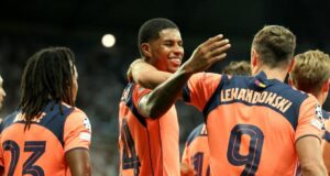 ماركوس راشفورد يحتفل مع روبرت ليفاندوفسكي بأحد هدفيه ضد نيوكاسل