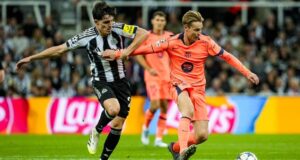 وكان دي يونج أحد أبرز لاعبي برشلونة في سانت جيمس بارك.