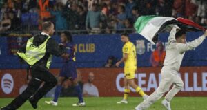 الأمن يطارد مشجعاً يحمل علم فلسطين خلال مباراة برشلونة وخيتافي في ملعب يوهان كرويف.