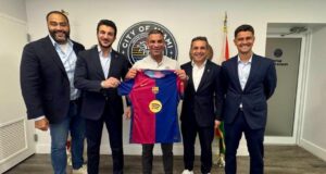 قام بيني ميجريلي، المدير العالمي لأكاديمية برشلونة، وسيرجي بارجوان، المدير الرياضي، بزيارة عمدة ميامي فرانسيس سواريز.