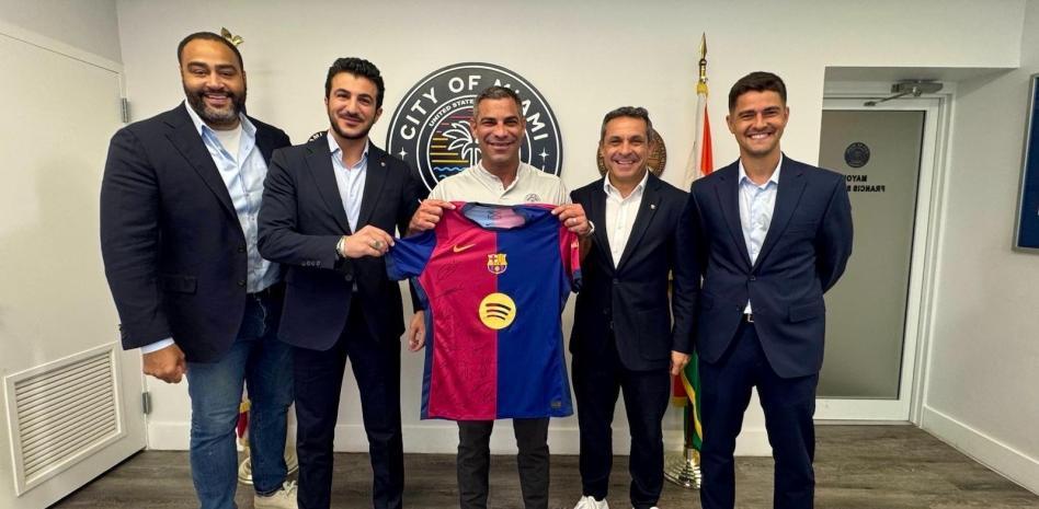قام بيني ميجريلي، المدير العالمي لأكاديمية برشلونة، وسيرجي بارجوان، المدير الرياضي، بزيارة عمدة ميامي فرانسيس سواريز.