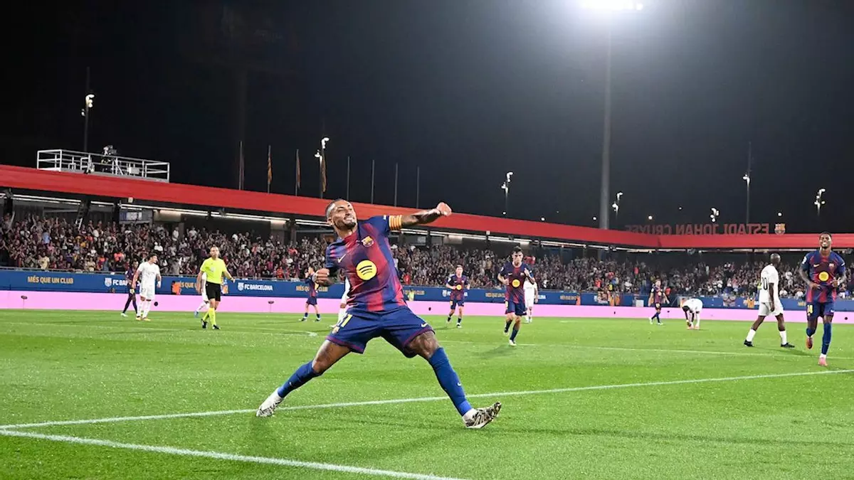 استمتع برشلونة في ملعب يوهان كرويف بمباراة ضد فالنسيا، حيث سجل فيرمين ورافينيا وليفاندوفسكي هدفين.