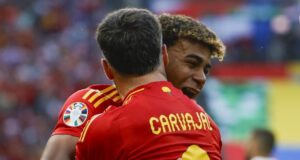 داني كارفاخال مع لامين يامال في مباراة للمنتخب الإسباني