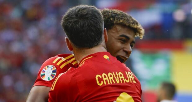 داني كارفاخال مع لامين يامال في مباراة للمنتخب الإسباني