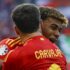 داني كارفاخال مع لامين يامال في مباراة للمنتخب الإسباني