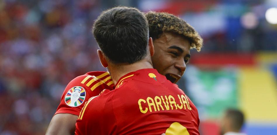 داني كارفاخال مع لامين يامال في مباراة للمنتخب الإسباني