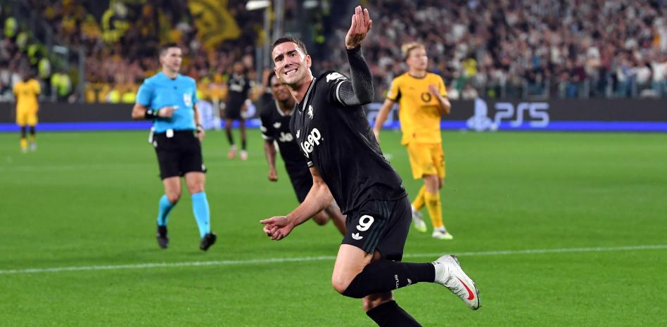 دوسان فلاهوفيتش، مهاجم صربي يبلغ من العمر 25 عاماً، يلعب في صفوف يوفنتوس، وينتهي عقده مع الفريق هذا الموسم.