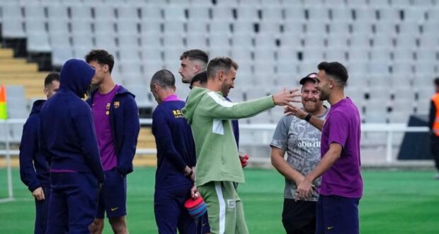 إريك غارسيا، لاعب أساسي ضد جيرونا، يحيي زملائه السابقين