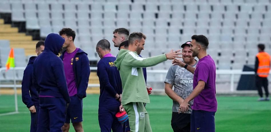 إريك غارسيا، لاعب أساسي ضد جيرونا، يحيي زملائه السابقين