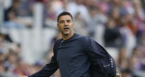 ميشيل يعاني خلال المباراة ضد برشلونة