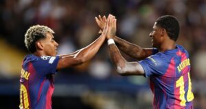 لامين يامال يحتفل مع ماركوس راشفورد بالهدف الرابع لبرشلونة ضد أولمبياكوس