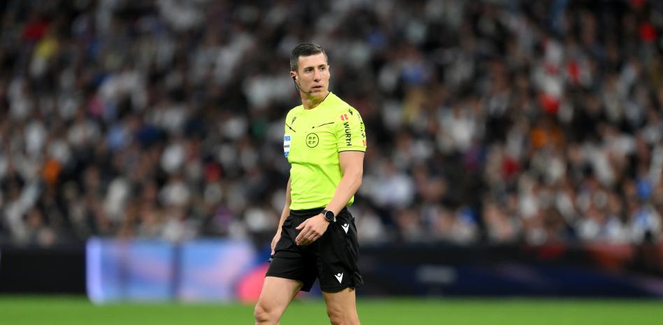 قدم سيزار سوتو جرادو، حكم مباراة ريال مدريد وبرشلونة، أداءً لا تشوبه شائبة مع فريقه في بطولة الدوري الإسباني.