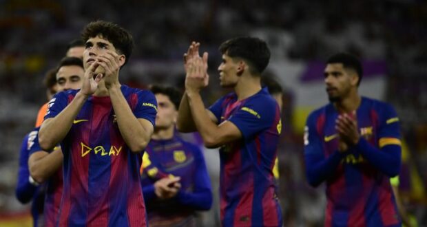 لاعبو نادي برشلونة يصفقون لجماهير برشلونة في ملعب سانتياغو برنابيو في نهاية المباراة.