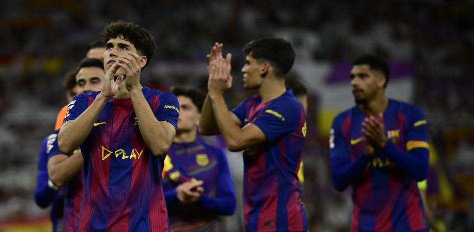 لاعبو نادي برشلونة يصفقون لجماهير برشلونة في ملعب سانتياغو برنابيو في نهاية المباراة.