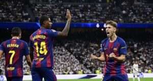 فيرمين وراشفورد يحتفلان بهدف برشلونة في الكلاسيكو يوم الأحد الماضي.