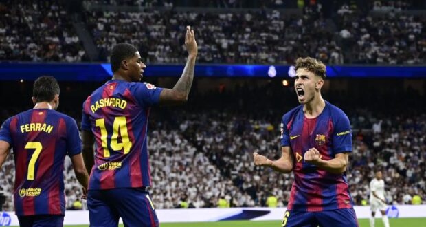 فيرمين وراشفورد يحتفلان بهدف برشلونة في الكلاسيكو يوم الأحد الماضي.