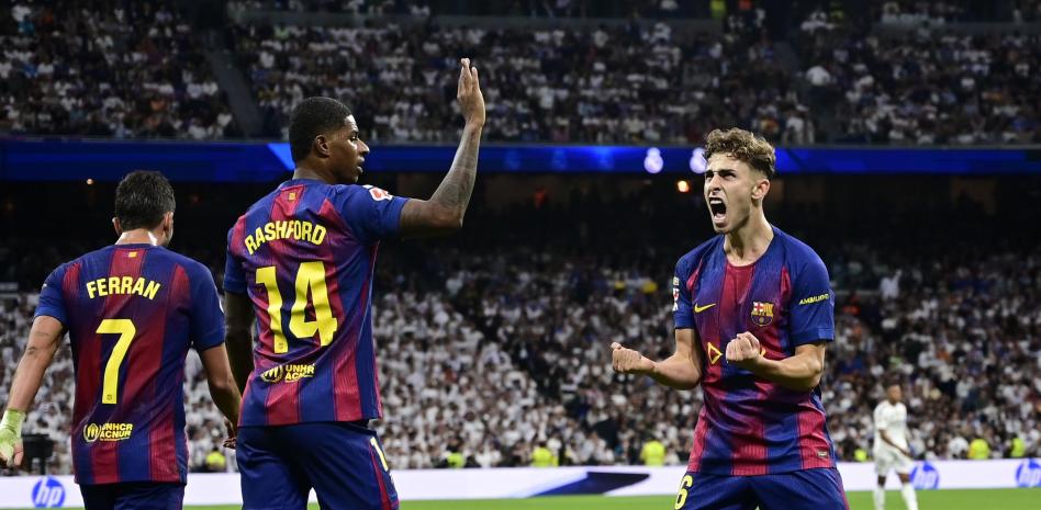 فيرمين وراشفورد يحتفلان بهدف برشلونة في الكلاسيكو يوم الأحد الماضي.