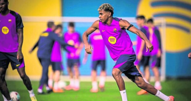 لامين يامال في تدريبات برشلونة يوم الجمعة