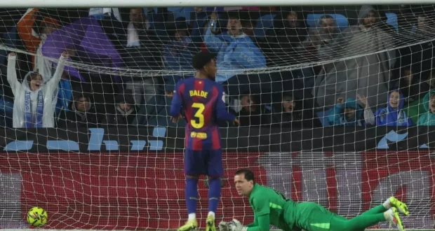 تشيسني وبالدي خلال إحدى لحظات مباراة سيلتا وبرشلونة في الدوري الإسباني 2025/26